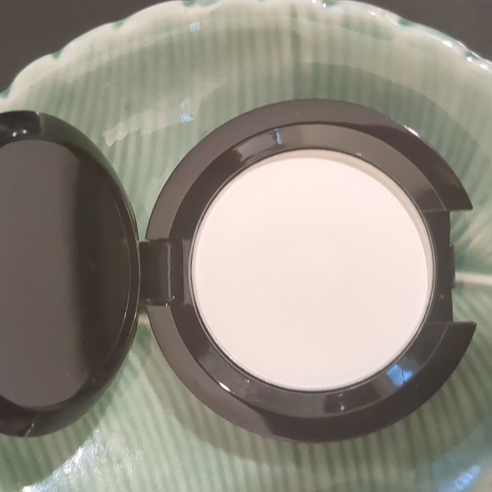 Translucent Powder - Picture 3 of 3